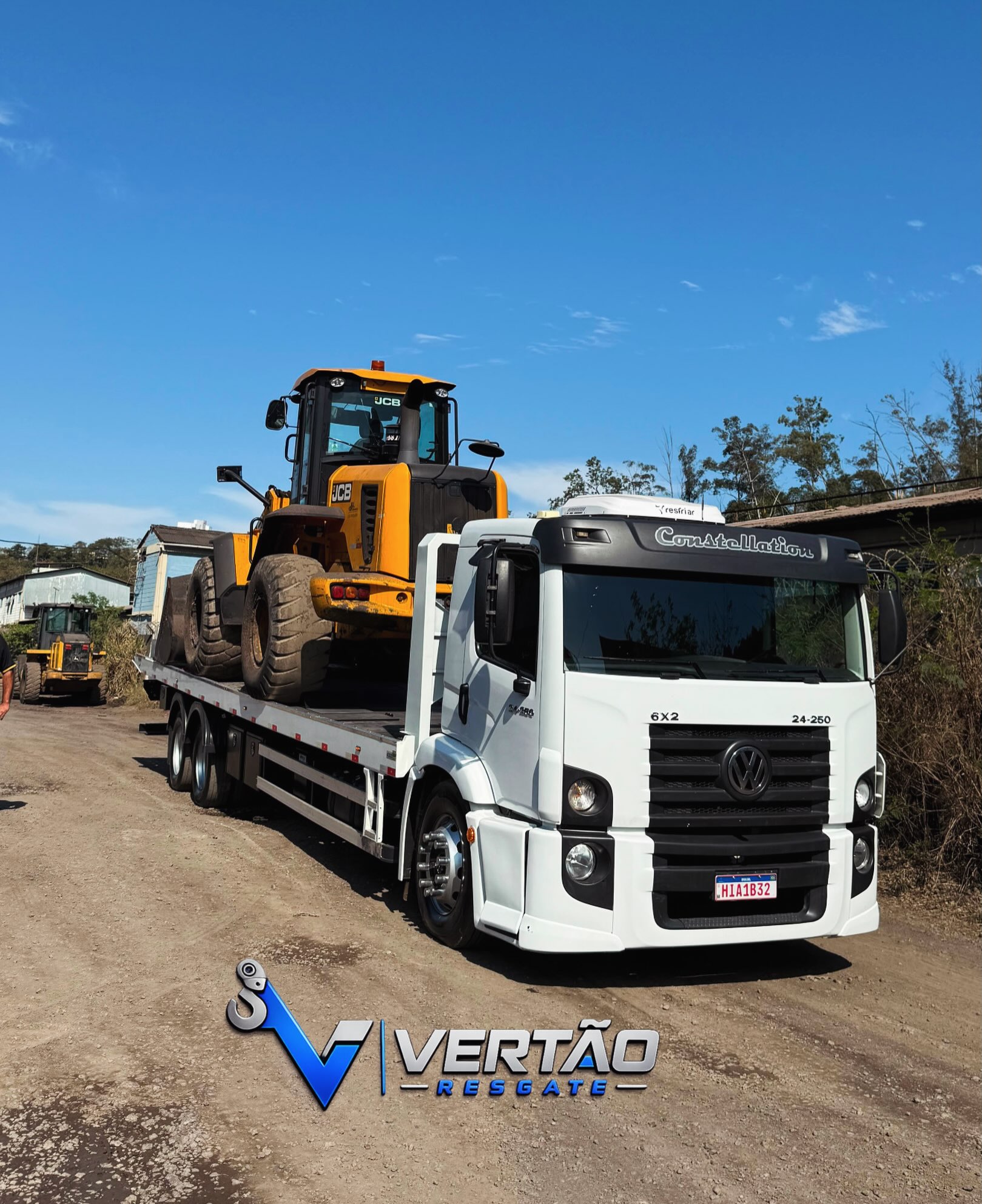 Caminhão plataforma em operação